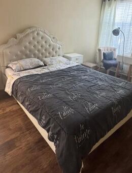 Das Bett ist bequem, ich gebe es mit neuer Bettwäsche ab! - Berlin Mitte