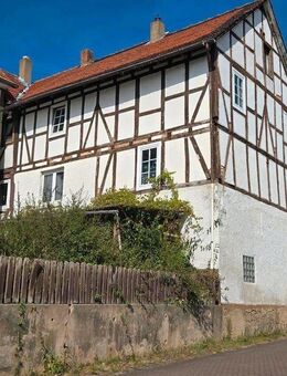 Alheim, Wohnhaus mit Nebengebäude - Alheim
