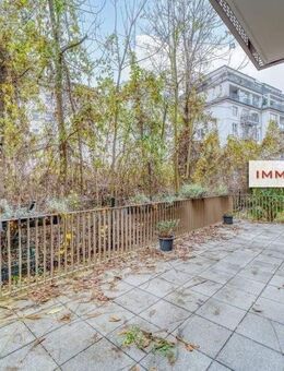 IMMOBERLIN.DE - Exklusive Gartenwohnung mit 2 Terrassen & Tiefgaragenplatz in Trendlage - Berlin