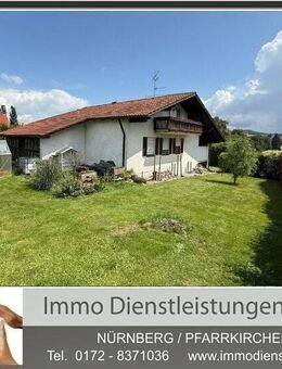 Gut geschnittenes Einfamilienhaus mit 2 Garagen und großen Garten - Egglham