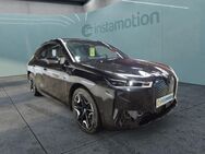 BMW iX, xDrive 40e Sportp 22 SKYLOUNGE HK LASER, Jahr 2022 - München