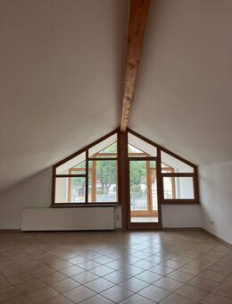 Großzügige Dachgeschosswohnung mit Wintergarten, Balkon & Weitblick - sofort bezugsfrei! - Waldkraiburg