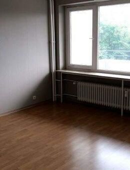 Schöne 2,5-Zimmer-Wohnung mit Wannenbad, Balkon, Aufzug, Stellplatz - Kaltenkirchen