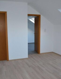 Super renovierte 2 - Zimmer-Dachgeschosswohnung in Nürnberg-Fischbach - Nürnberg