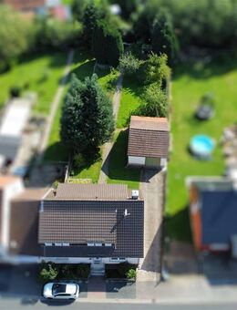 Teilmodernisiertes Einfamilienhaus mit Garten und Garage in Uslar - Delliehausen - Uslar