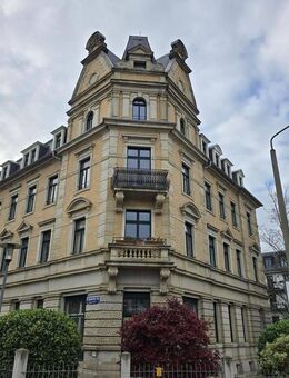 großzügige 2-Zimmer-Dachgeschosswohnung mit Balkon/Loggia und EBK (wenn gewünscht) - Dresden