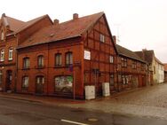 Leerstehende stark sanierungsbedürftiges Mehrfamilienhaus im Stadtzentrum - Goldberg