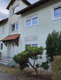 MODERNE 3-ZIMMER-EG-WOHNUNG MIT GARTEN, GROSSER TERRASSE UND 3 STELLPLÄTZEN - FREI AB 01.01.2026 - Karlstein (Main)