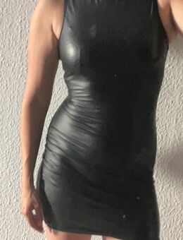 Lederkleid eng - Frankfurt (Main)