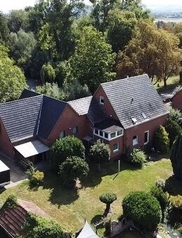 Gepflegtes Zweifamilienhaus mit Gartenidylle, Teich, und Wohnkomfort für die Familie - Porta Westfalica