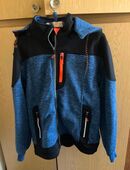 Sweatjacke abnehmbare Kapuze neu. Gr. 146 Blau sieht getragen gut aus in 99310