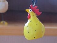 Hängendes Huhn in Gelb, 4 cm hoch - Ruth Vetter - Felsberg