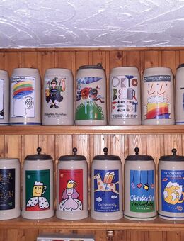 Wiesn- / Oktoberfestkrug-Sammlung inkl. Holzregale gegen Gebot zu verkaufen - Mering