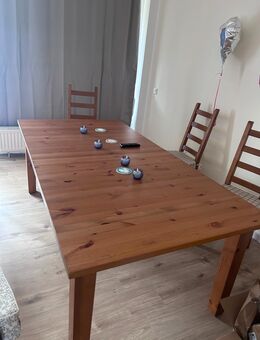 Verkaufe einen Tisch inklusive Stühle - Krefeld