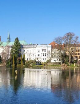 Exklusiv: Sanierte 3-Zi.-Wohnung mit Carport, Aufzug, Balkon & traumhaftem DOM-Blick am Mühlenteich - Lübeck