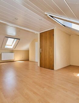 Straubing: Charmantes Reihenhaus mit Balkon, Terrasse und ausgebautem Dachgeschoss - Straubing