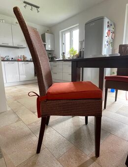 Sehr schöne bequeme Rattanstühle für ihr Esszimmer (4 Stück in mittelbraun) mit neuen Kissen - Hebertshausen