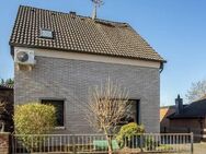 2 Häuser auf einem großen Grundstück teilsaniert Wintergarten Garage Terrasse Klimaanlage - Langenfeld (Rheinland)