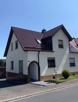 Doppelhaushälfte mit großem gut nutzbarem Grundstück in ruhiger Lage von Vacha OT Völkershausen - Vacha