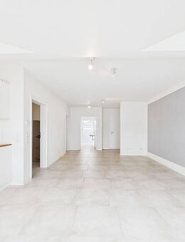 Nur kurz verfügbar: Stilvolle 2,5-Zimmer-Dachwohnung mit Loggia & Garten in Neuried - Neuried (Baden-Württemberg)