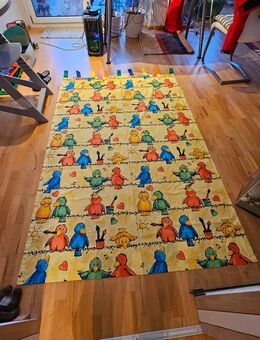 Toller Kinderzimmervorhang mit dazugehörigen Kantenhocker - Tübingen