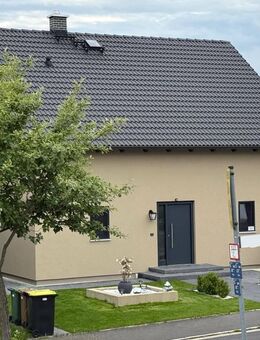 Bezugsfertiges Neubau-Einfamilienhaus mit hochwertiger Ausstattung - Luxusküche, PV-Anlage & Wärmepumpe - Effizienzhaus 40 - Rehau
