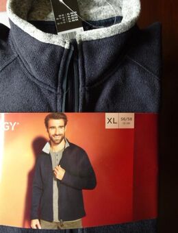 3 neue Strickfleece Jacken. Auch einzeln !! Gr. 56-58 / XL-XXL. 1 x Hell-Grau mit Kapuze, 1 x dunkleres Blau. Jeweils 4 Taschen. 2 grosse Innen-Taschen für z. B. Smartphone, Schlüsseletui, Portemonaie. Fleecejacken. OVP. Verkauf auch einzeln !! - Bad Oeynhausen