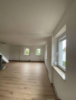 Erst kürzlich komplett saniert: große Maisonette- Wohnung in Lichtenau ab März /April frei - Lichtenau (Bayern)
