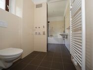 Zauberhafte Altbauwohnung mit hohen Decken und TOP saniertem Badezimmer in Zwickau - Zwickau