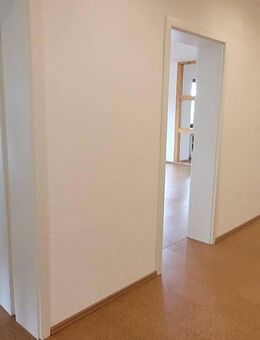 Total schicke und sonnige 3,5 Zimmer-Wohnung mit Balkon, OT Großheirath - Großheirath