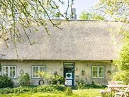 Historische Doppelhaushälfte unter Reet auf einem romantischen Grundstück mit eigenem Bachlauf - Güby