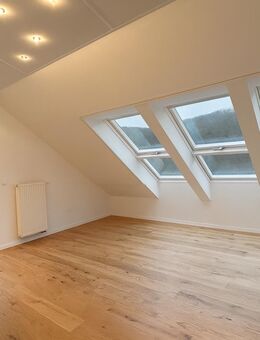 Frisch renovierte 2-Zi.-DG-Wohnung mit Balkon, Gartenanteil & Stellplatz in Zell - Üchtelhausen