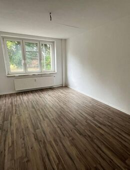 Helle Erdgeschosswohnung mit Dusche, Küche & Garderobenplatz - Hainichen (Sachsen)