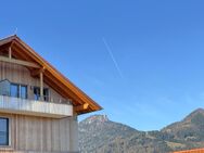 Seniorengerechte 2-Zi.-Mansarden-ETW im betreuten Wohnen mit gr. Nordost-Balkon und Stellplatz - Grassau