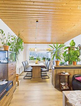 4-Zimmer-Wohnung renoviert: Neue Fenster, Böden, Balkon & TG-Stellplatz, Pool inklusive - Baiersbronn