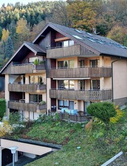 Ruhig wohnen mit Aussicht - charmante 3-Zimmer-Wohnung mit Südbalkon und Garage in Bad Wildbad - Bad Wildbad