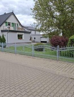 Geräumige, modernisierte Doppelhaushälfte mit Keller + Anbau, Garage, überdachtem Freisitz + Pool auf großem Grundstück in Güsten - Güsten