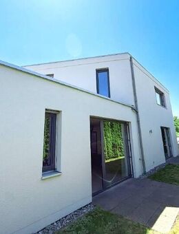 Wohnen wie im Haus - mehr Platz, kein WEG-Stress & eigener Garten! - Dachau