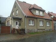 Kleines landwirtschaftliches Anwesen mit Wohnhaus, Stallungen, Scheune im Dorfbereich von Jübar (Sachsen Anhalt) zu verkaufen. - Jübar