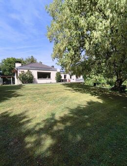 Haus auf Parkähnlichem Grundstück mit Einliegerwohnung - Denkendorf (Bayern)