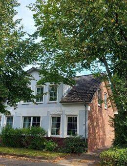 Stadtnah gelegenes Zweifamilienhaus mit kleinem Nebengebäude in Itzehoe zu verkaufen - Itzehoe