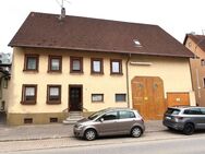 Einfamilienhaus mit Ökonomiegebäuden (Scheuer und zwei Ställe) - Fluorn-Winzeln