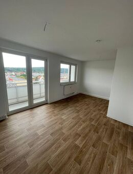 Weitblick garantiert. 3-Raum-Wohnung mit Badewanne, Balkon und Aufzug in Debschwitz zu vergeben. - Gera