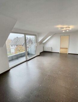 Gemütliche, helle DG-Wohnung mit Balkon und Kfz-Stellplatz! - Zellingen