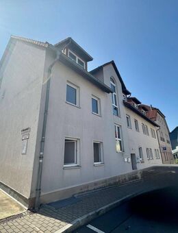 Komfortable 3-Zimmer-Dachgeschosswohnung – frisch renoviert, mit Balkon, Tageslichtbad und eigenem Tiefgaragenstellplatz - Zella-Mehlis