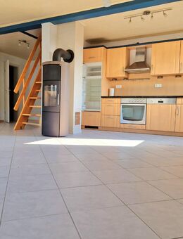 Charmante Maisonette-Dachgeschosswohnung mit Kamin und Einbauküche -Ideal für Familien - Kuhnhöfen