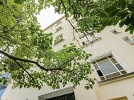 Solides Gründerzeit-Investment: 2 Zimmer, Balkon, Tageslichtbad, Badewanne + VERMIETET + - Berlin
