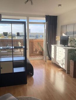 Helles und ruhiges Apartment auf dem Dach des OEZ mit Ausblick - München