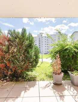 2-Etagen-Wohnung mit 2 TG-Stellplätze, EBK, 2 Badezimmer, Balkon und Terrasse - Leonberg (Baden-Württemberg)