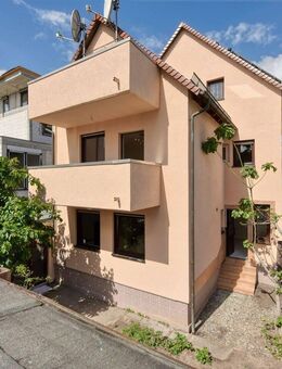 +++ frei-/leerstehend & teilweise möbliert - 3-Familien-Haus - Terrasse, Grünfläche & 2 Balkone - zentral & ruhig +++ - Stuttgart